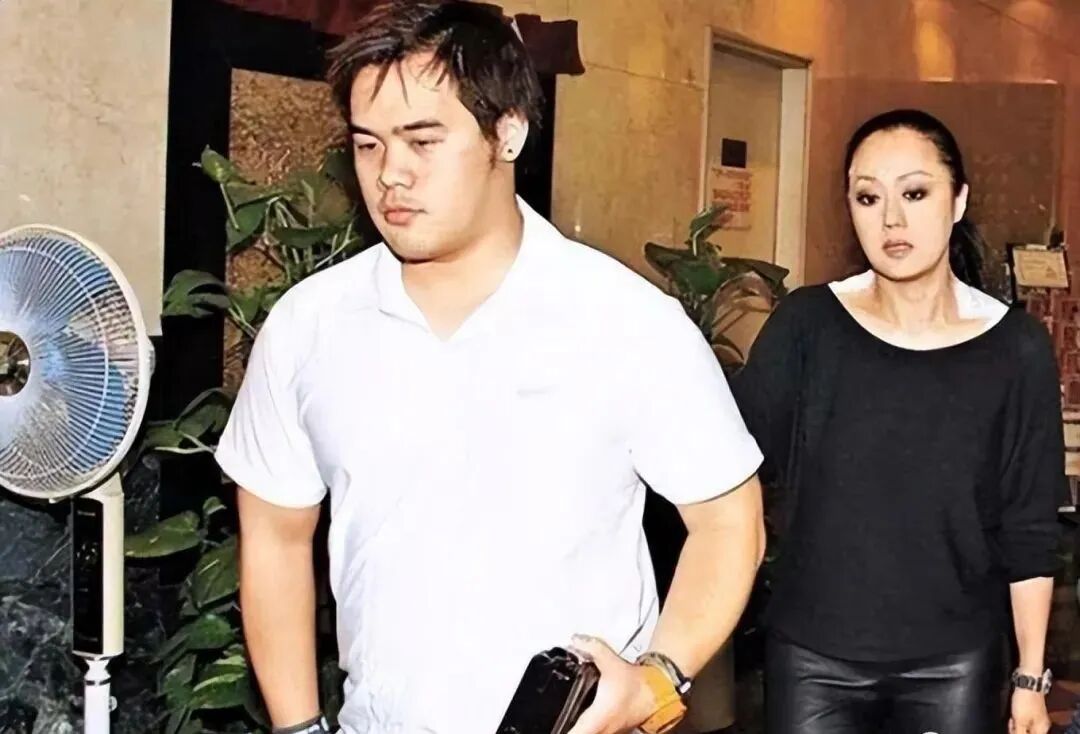 钟镇涛与章小蕙儿子聚会父子久违同框心情好33岁爱子像生母 配图7