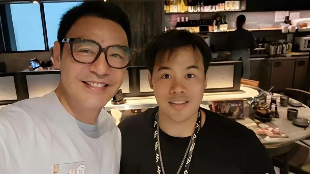 钟镇涛与章小蕙儿子聚会父子久违同框心情好33岁爱子像生母 配图2
