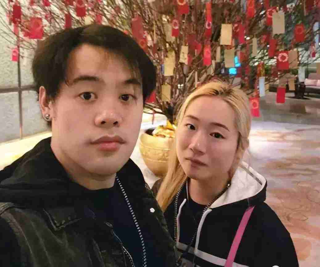 钟镇涛与章小蕙儿子聚会父子久违同框心情好33岁爱子像生母 配图4