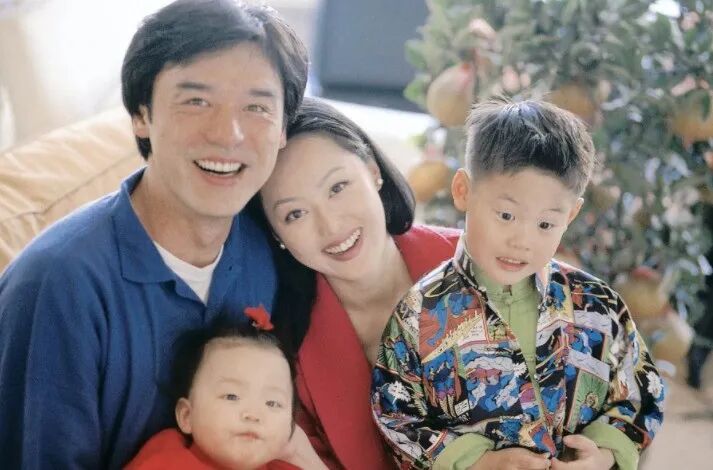 钟镇涛与章小蕙儿子聚会父子久违同框心情好33岁爱子像生母 配图5