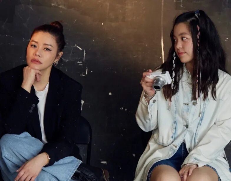 钟镇涛与章小蕙儿子聚会父子久违同框心情好33岁爱子像生母 配图9