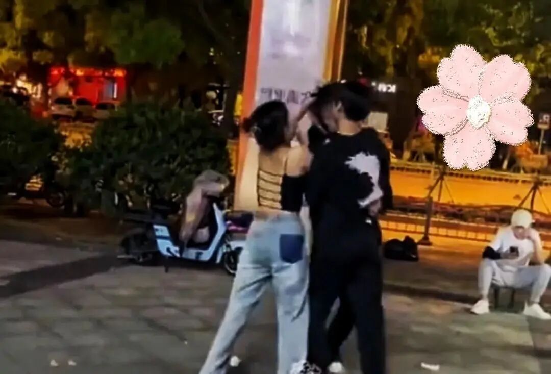 丈夫经常夜不归宿妻子大街上动手失声痛哭我哪里满足不了你