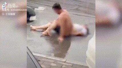 炸裂妻子吵架脱掉裤子大张双腿丈夫吓坏忙遮挡评论区炸锅