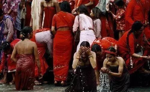 印度高僧享用圣女是真的吗印度圣女的真实生活曝光令人不寒而栗 配图6