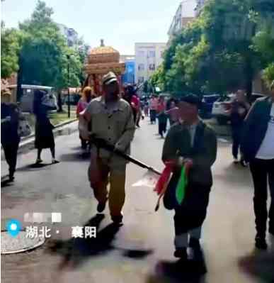 襄阳迎亲队伍穿日本军装挂日本国旗引发国人愤怒大家怎么看呢 配图7