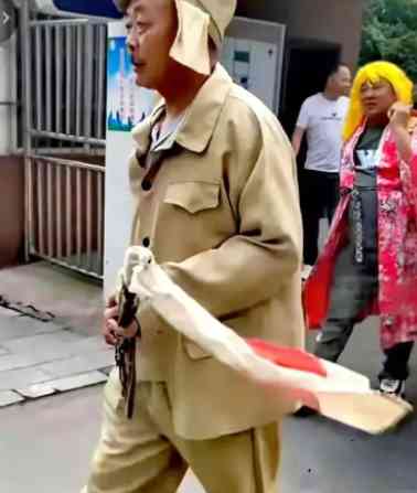 襄阳迎亲队伍穿日本军装挂日本国旗引发国人愤怒大家怎么看呢 配图5