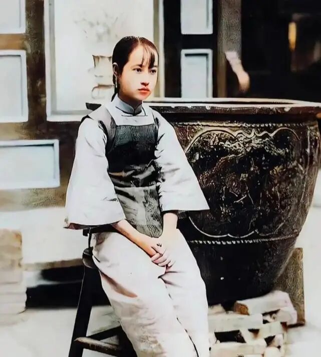 晚清老照片躺洋太太怀里抽大烟带八个老婆逛街的富人 配图7