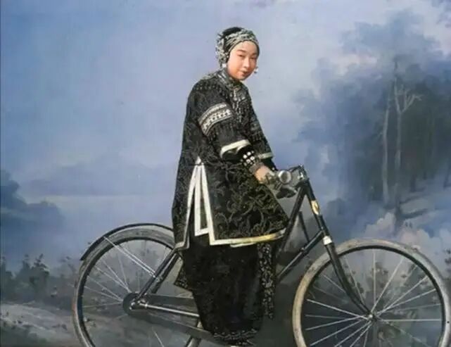 晚清老照片躺洋太太怀里抽大烟带八个老婆逛街的富人 配图12