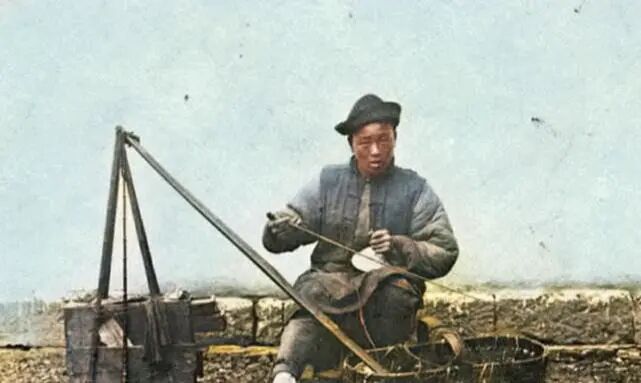 晚清老照片躺洋太太怀里抽大烟带八个老婆逛街的富人 配图8