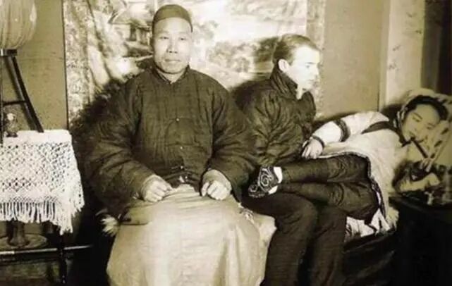晚清老照片躺洋太太怀里抽大烟带八个老婆逛街的富人 配图2