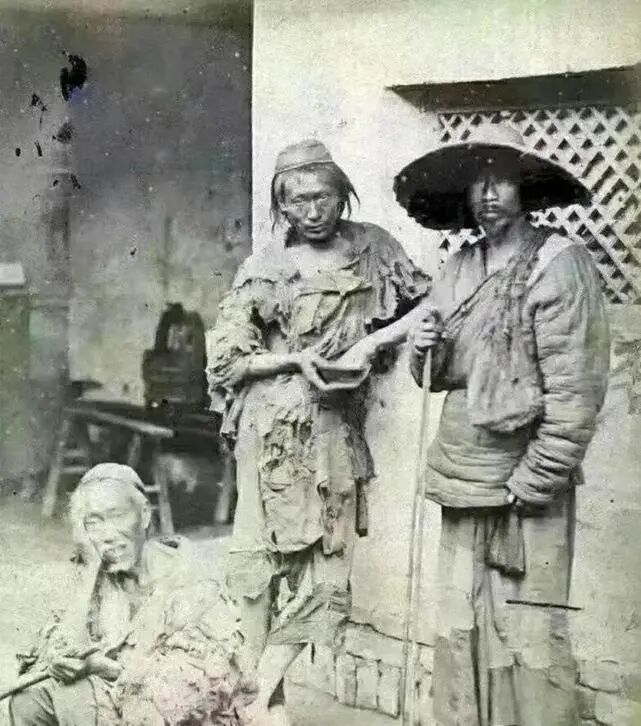 晚清老照片躺洋太太怀里抽大烟带八个老婆逛街的富人 配图4